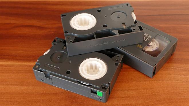 Drie videobanden op een tafel