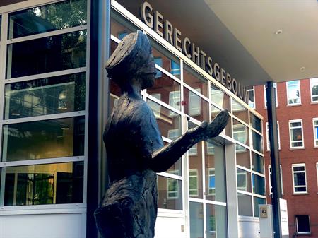 Gevangenisstraf en hoge boete voor drugsdealende 'Nachtapotheker'