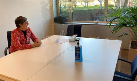 Kinderrechter Els om tafel met kinderen van scheidende ouders