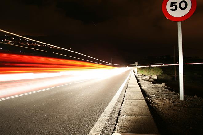 Snelweg bij nacht met 50 km bord