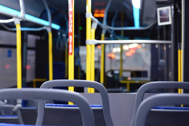 Interieur van een bus. Afbeelding ter illustratie