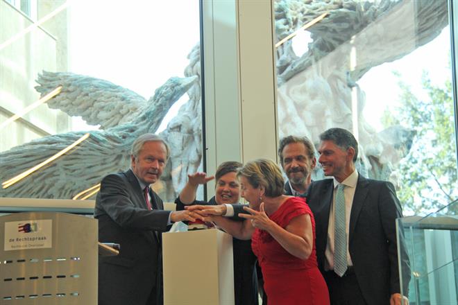 Met een druk op de knop werd het beeld onthuld en stroomde er water uit.