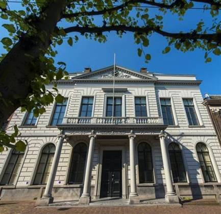 Gevangenisstraf voor hoogbejaarde man die keel echtgenote dichtknijpt