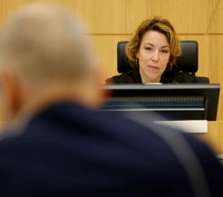 Sfeerfoto van de voorzitter tijdens de rechtzaak 