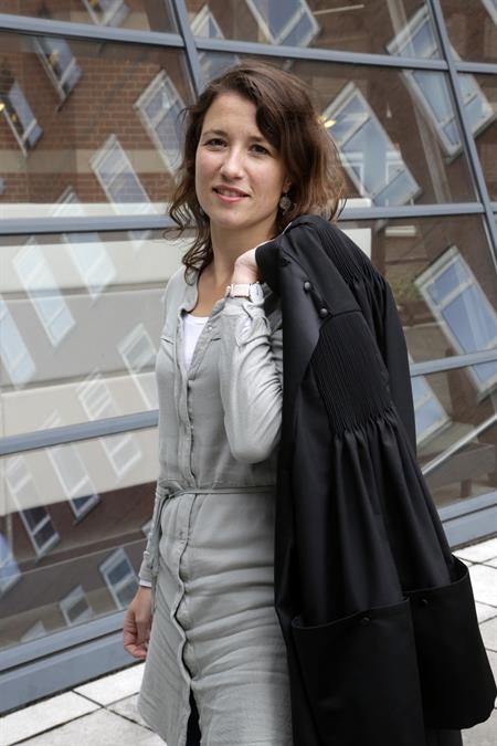 Portret van Marlies Wolfrat met toga over de schouder