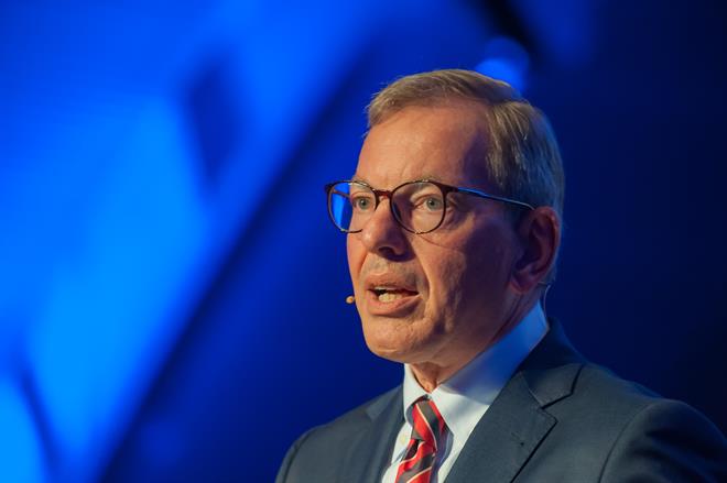 Portret van Frits Bakker, voorzitter van de Raad voor de rechtspraak tijdens speech