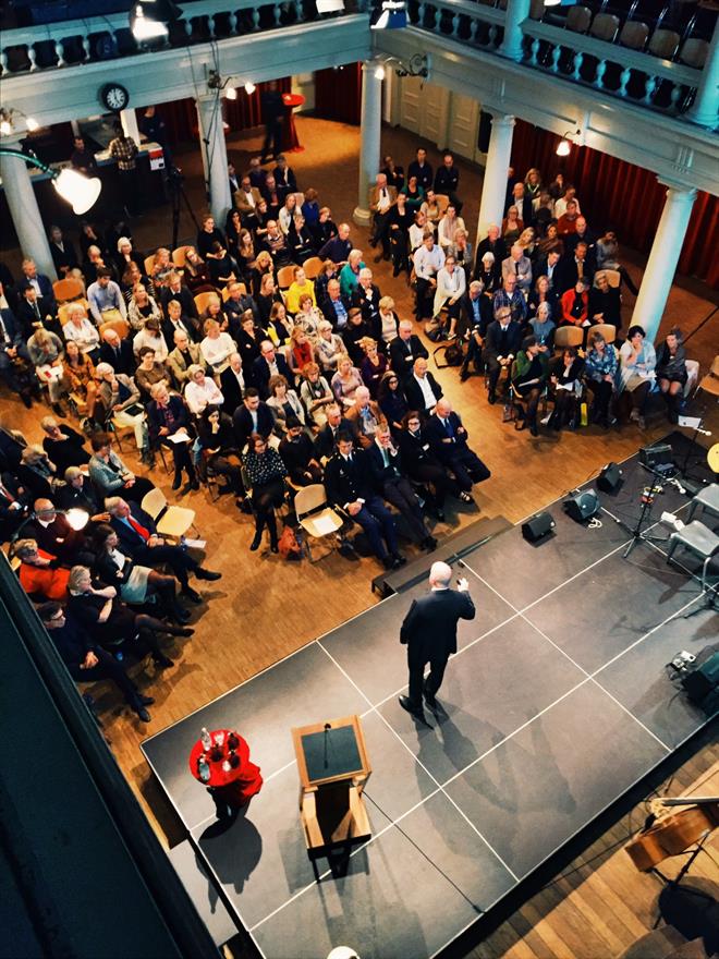 Volle zaal tijdens de uitreiking van de prijs
