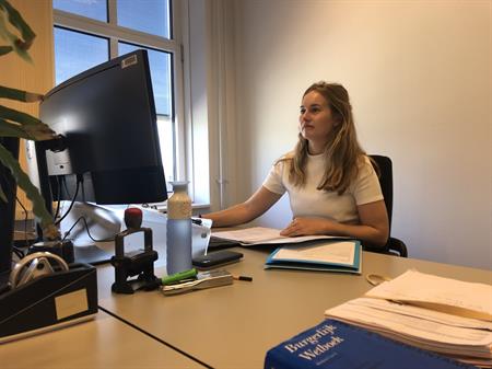Aniek achter de computer