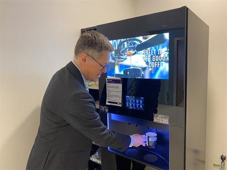 Rik bij de koffiemachine