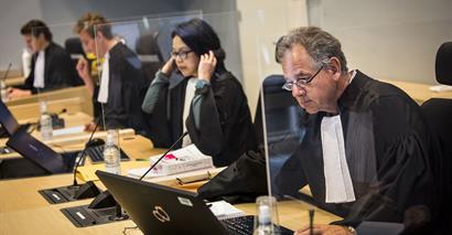 Rechters en officieren in de rechtszaal