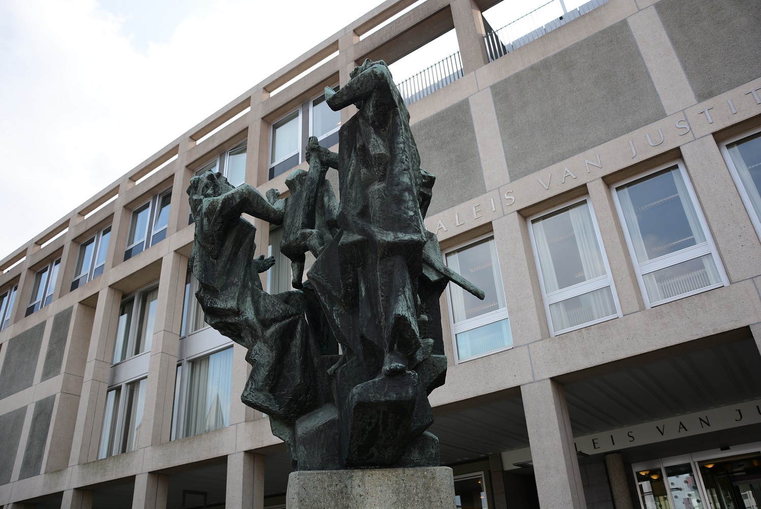 Beeld van Salomonsoordeel voor het paleis van justitie