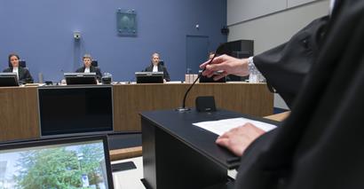drie rechters in een rechtszaal