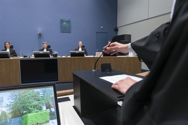 Zittingszaal met zicht op rechter
