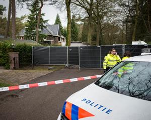 Foto van de politie die onderzoek doet bij het huis van oud-minister Els Borst.