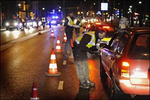 Foto van de politie dat een passantenonderzoek houdt op de plek van het ongeluk 