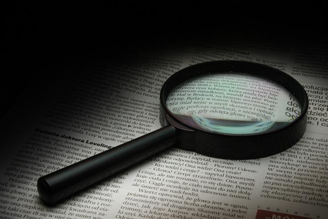 Vergrootglas op tijdschrift