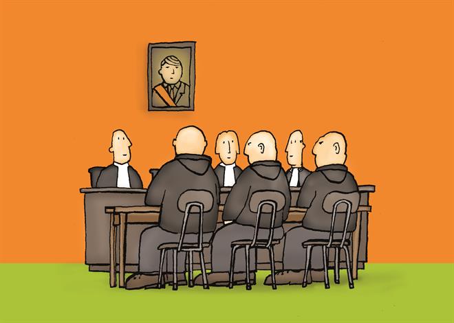 Tekening van drie verdachten in het beklaagden bankje