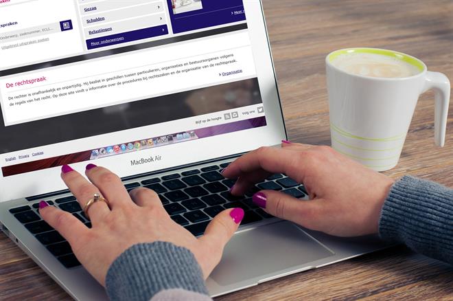 Twee handen op  toetsenbord van laptop