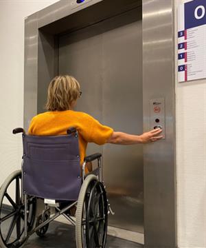 Rolstoel bij lift