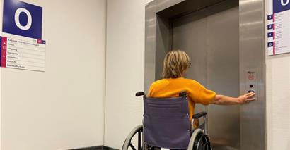 Rolstoel bij lift