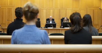 Rechters en officieren in de rechtszaal