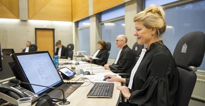 Rechters en officieren in de rechtszaal