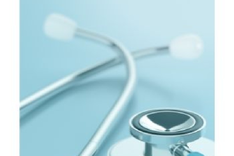 Stethoscoop om de nek van arts (ingezoomd)