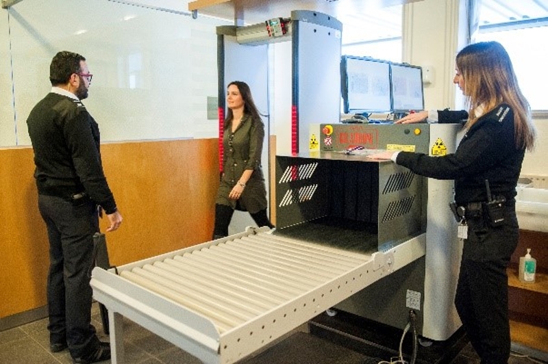 Toegangscontrole bij rechtbank Gelderland.