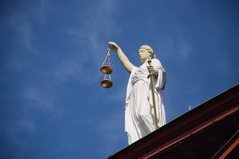 Vrouwe Justitia op dak van gerechtsgebouw