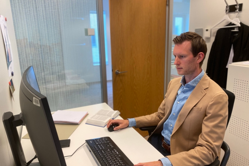 Esther achter een stapel brieven