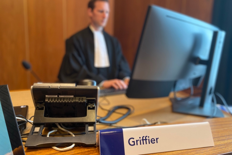 Esther bekijkt een dossier