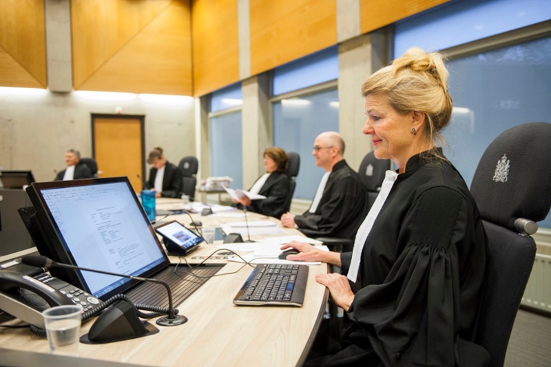 Rechters en officieren in de rechtszaal