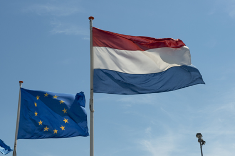 afbeelding vlaggen nederland en europa