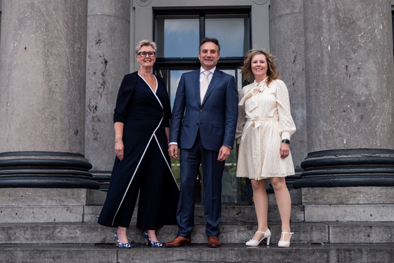 Het nieuwe bestuur op de trappen van het paleis in Leeuwarden