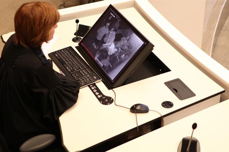 Rechter kijkt op monitor