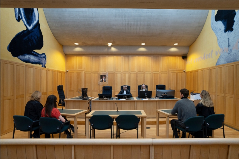 De bode wijst de weg.