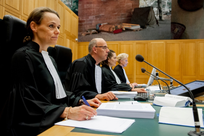 Rechters en officieren in de rechtszaal