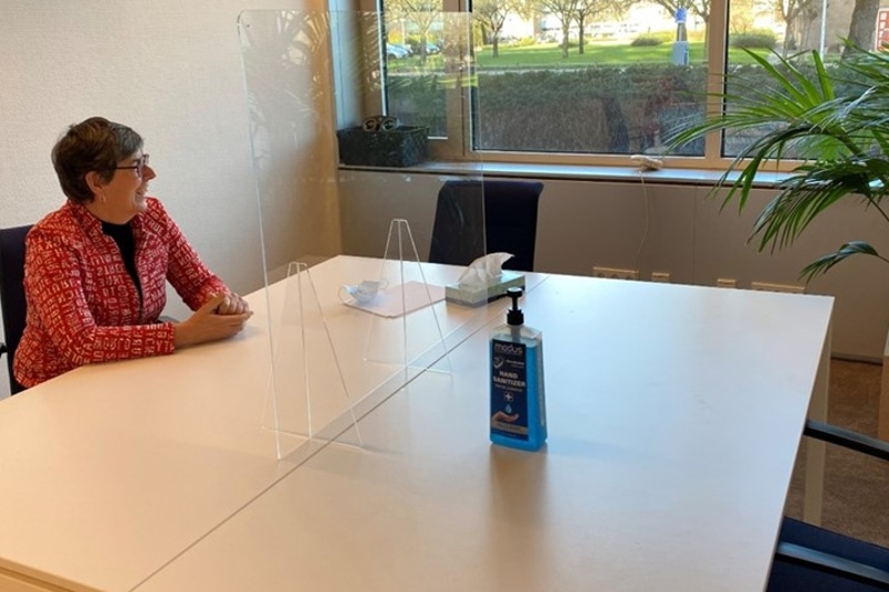 Kinderrechter Els om tafel met kinderen van scheidende ouders