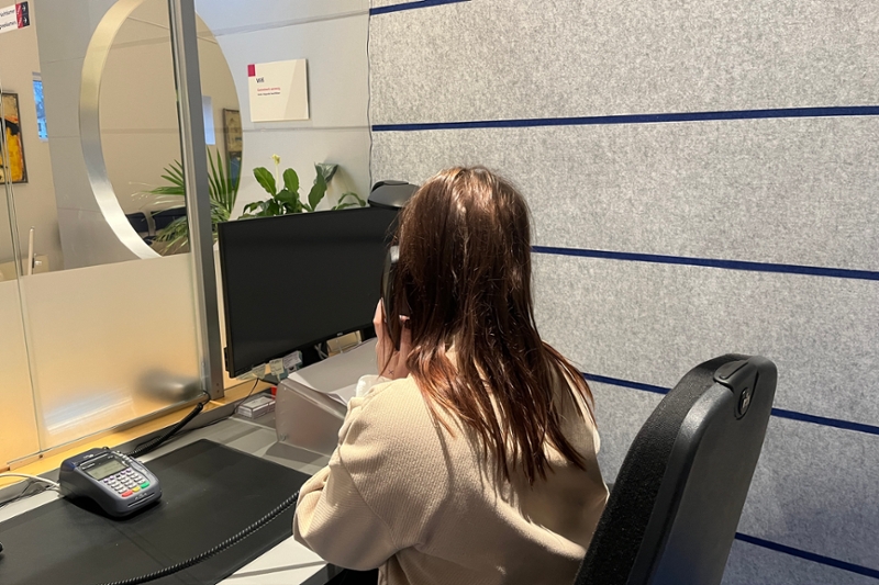 Baliemedewerkster aan de telefoon