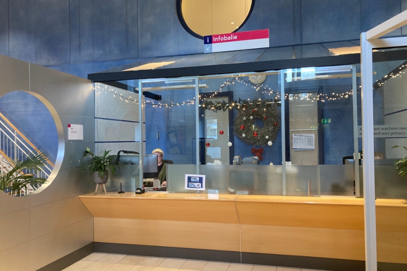 Larissa aan het werk bij de informatiebalie