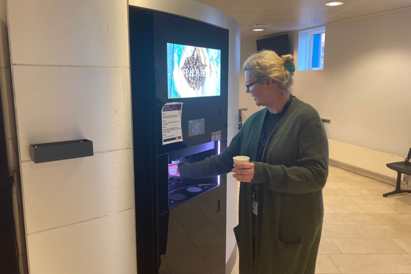 Informatiebalie medewerkster Larissa bij koffiemachine