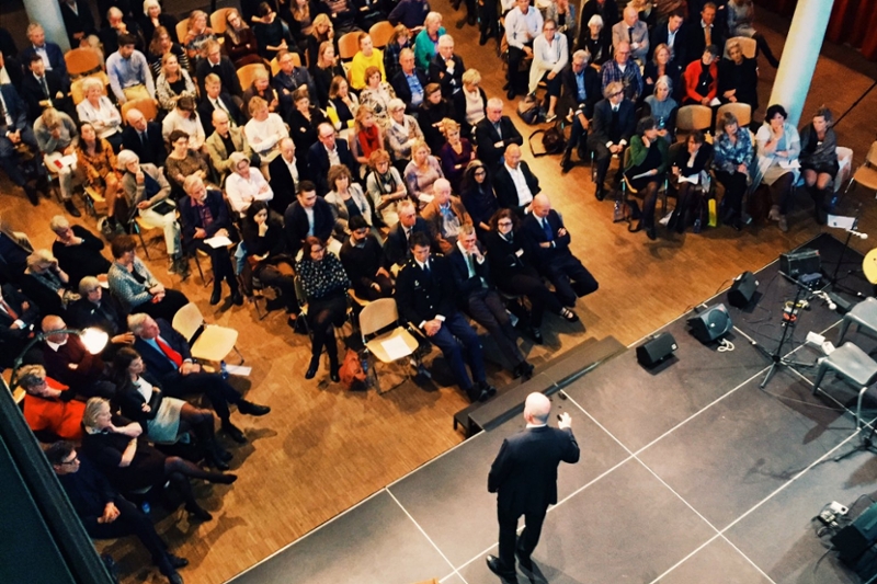 Volle zaal tijdens de uitreiking van de prijs