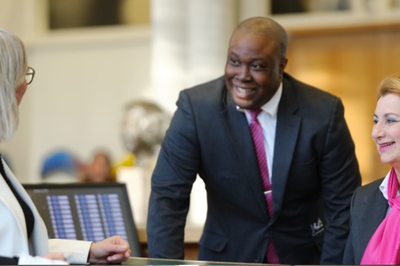 Melden bij de portier