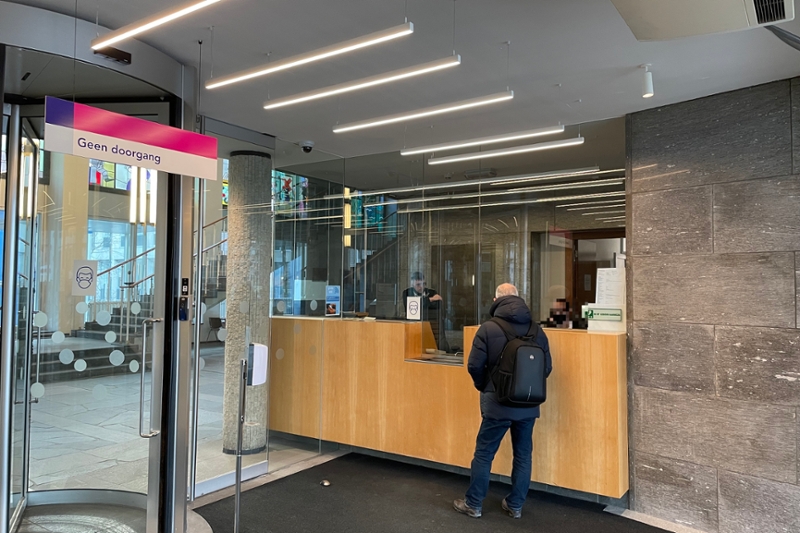 Melden bij de portier