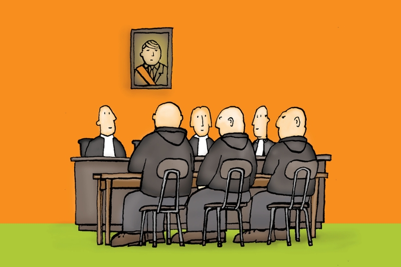 Tekening van drie verdachten in het beklaagden bankje