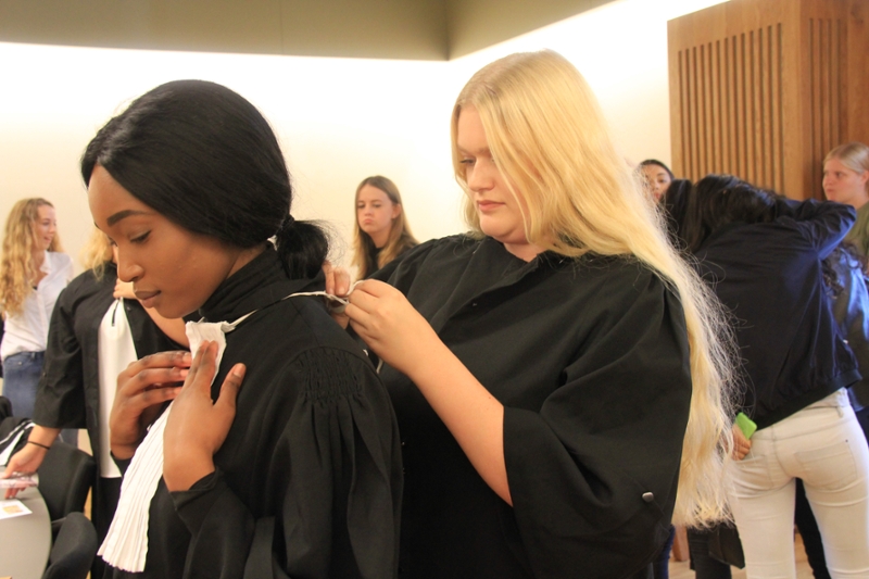 Zelf een toga aan, een gewilde attractie tijdens de open dag.