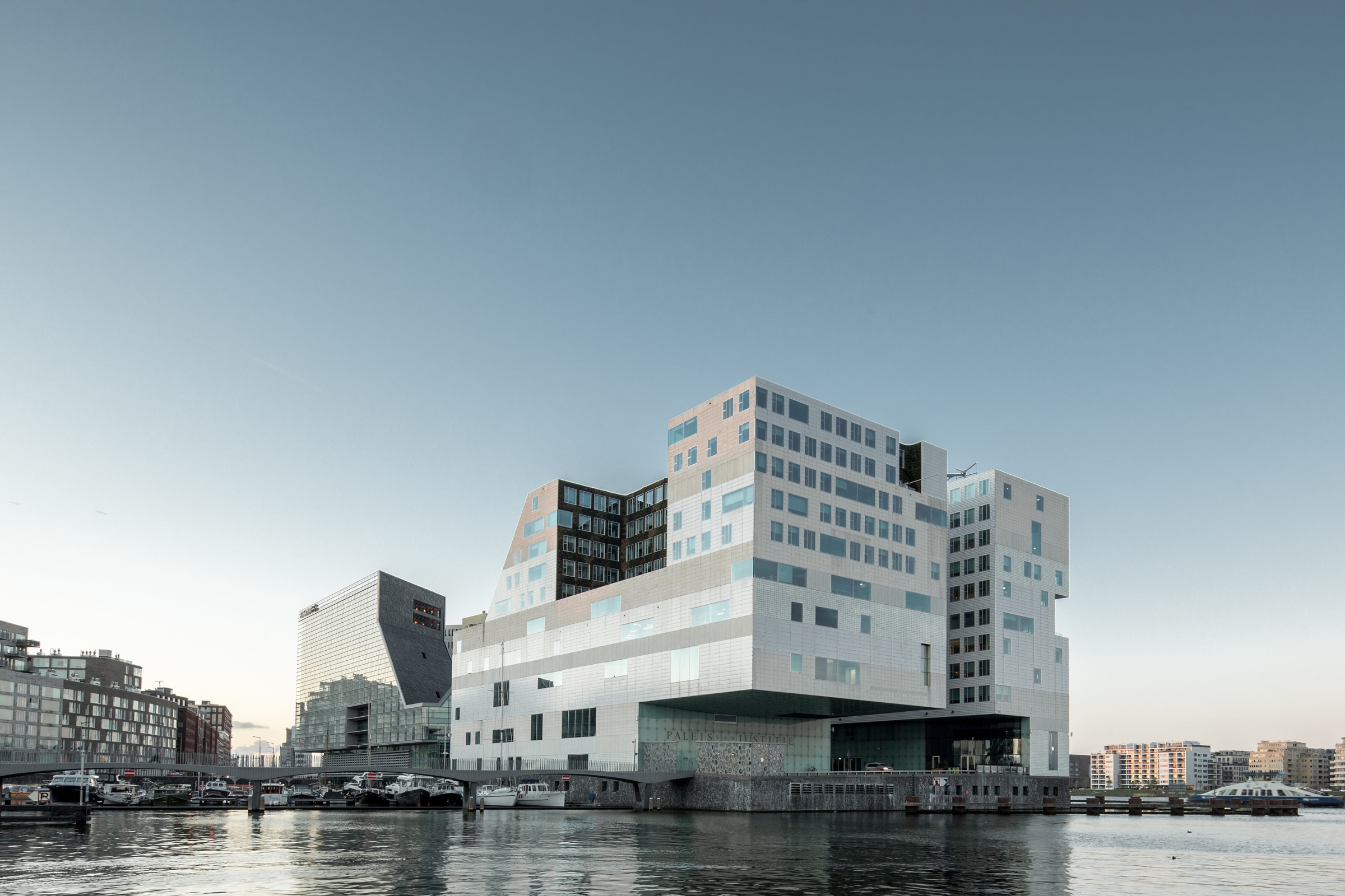 Celstraf van 13 jaar voor leiderschap criminele organisatie die zich bezighield met drugshandel, liq