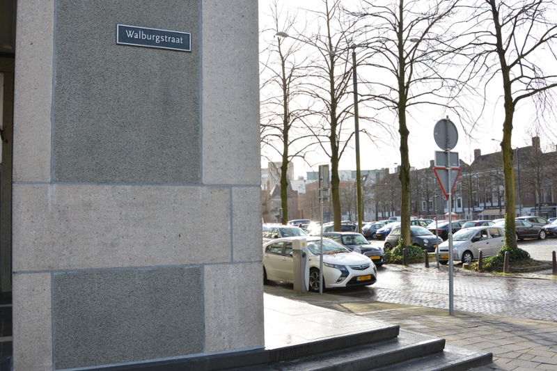 Straatnaam bordje Walburgstraat op zijkant paleis van Justitie Arnhem