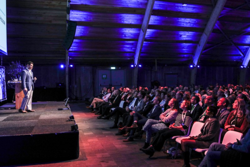 Casey Flaherty spreek voor eenvolle zaal