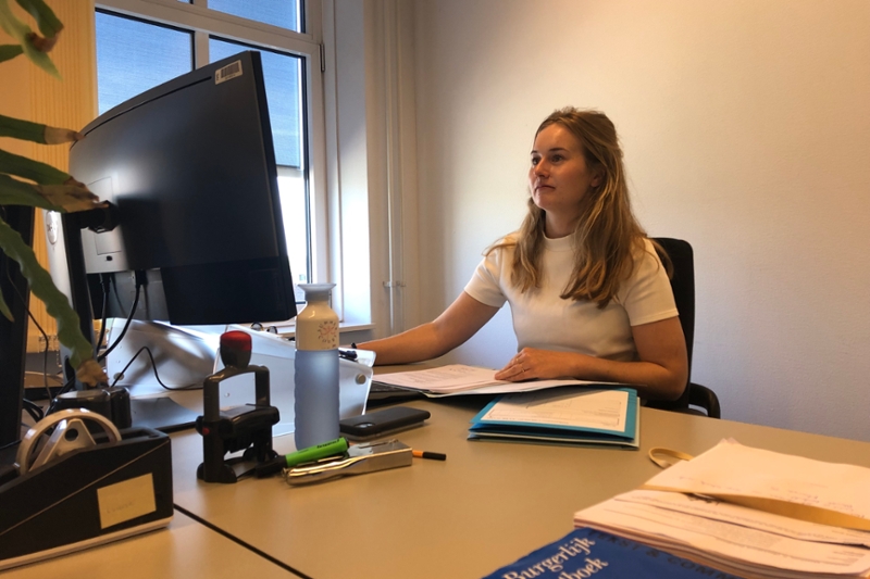 Aniek achter de computer.